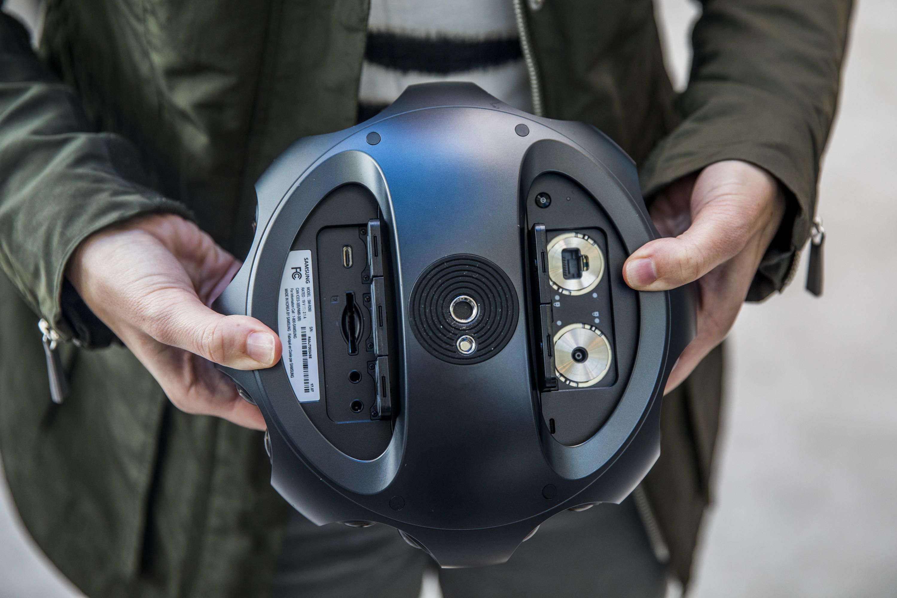 360-round-camera-virtual-reality-vr-samsung