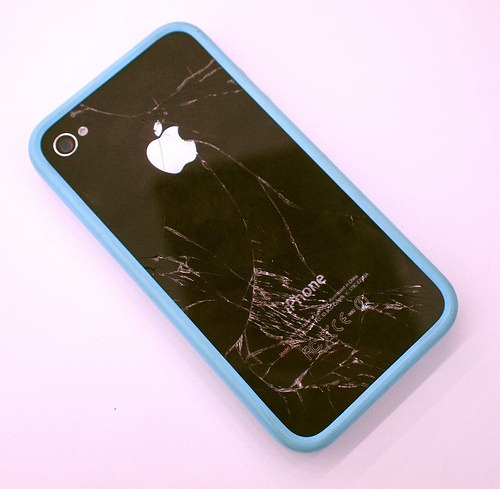 500x_broken-shattered-iphone-4-glass-dropped-bumper