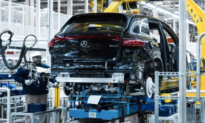بدء الإنتاج الضخم لأول سيارة كهربائية من Mercedes-Benz في الولايات المتحدة Mercedes-Benz-electric-SUV